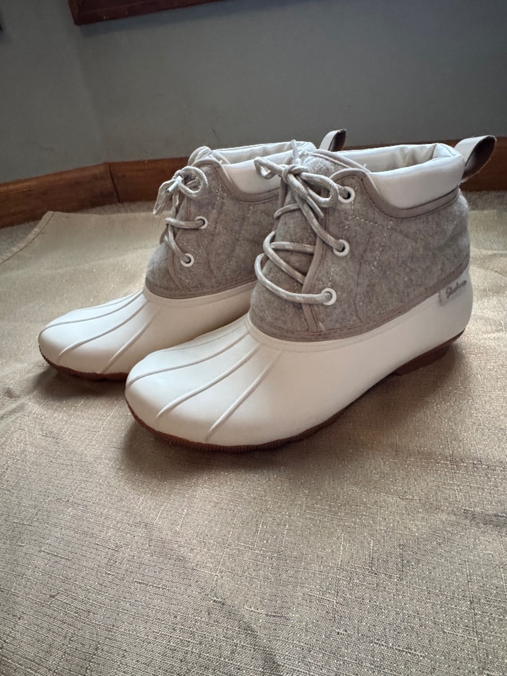 Sketchers memory foam duck boots size 8
